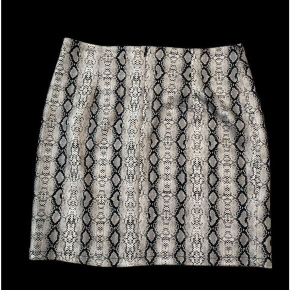 Carmin Women’s Snakeskin Print Mini Skirt Size L - Picture 2 of 5